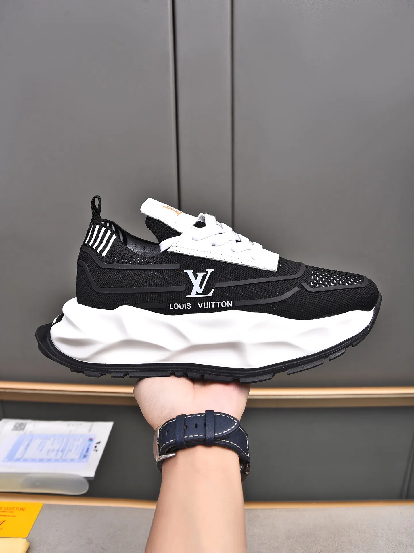 Men's shoes 💰500 LV high-end hot model 👍 Counter 1 design. The face is made of high-elastic fly knit + cowhide + imported glue! TPU outsole is easy to put on, light, comfortable and elastic, trendy and fashionable! ! ! 💪Multiple colors to choose from! Code number: 38-44 (45 46 customized)